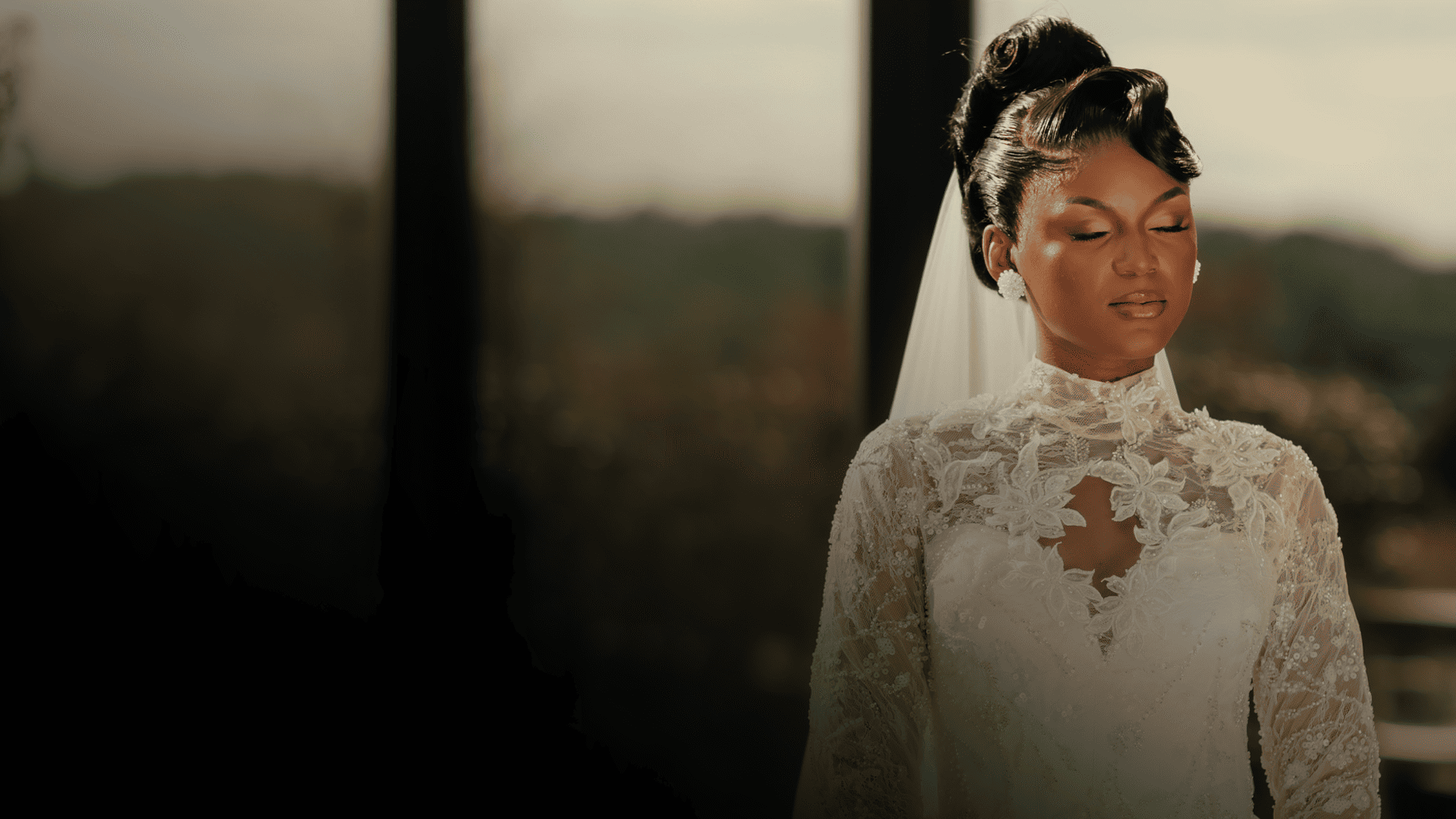 Mariée en robe de dentelle et voile — collection Bridal EL MYRAH